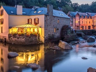 Обои деревья, pont-aven, огни, вечер, камни, кафе, дома, франция, речка, trees, lights, the evening, stones, cafe, home, france, river разрешение 2048x1174 Загрузить