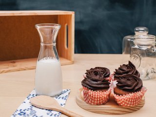 Обои бутылка, шоколад, молоко, выпечка, десерт, кексы, крем, bottle, chocolate, milk, cakes, dessert, cupcakes, cream разрешение 2112x1188 Загрузить