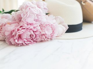 Обои цветы, букет, мрамор, шляпа, сумка, пионы, пинк, тендер, flowers, bouquet, marble, hat, bag, peonies, pink, tender разрешение 2112x1188 Загрузить