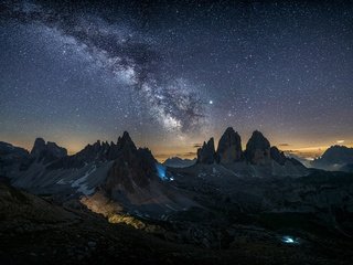 Обои небо, свет, ночь, горы, природа, италия, млечный путь, доломиты, the sky, light, night, mountains, nature, italy, the milky way, the dolomites разрешение 2000x1297 Загрузить