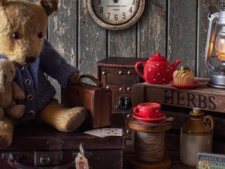 Обои стиль, чайник, карты, чемодан, медведь, медвежонок, ящик, лампа, пирожное, часы, кекс, кружка, плюшевые мишки, игрушки, бутыль, чашка, style, kettle, card, suitcase, bear, box, lamp, cake, watch, cupcake, mug, teddy bears, toys, bottle, cup разрешение 2112x1188 Загрузить