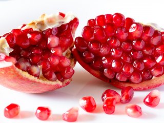 Обои макро, фрукты, красный, ягоды, на белом фоне, гранат, зерна граната, macro, fruit, red, berries, on a white background, garnet, pomegranate seeds разрешение 2304x1536 Загрузить