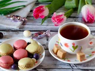 Обои цветы, еда, конфеты, тюльпаны, печенье, чашка чая, фуд-фото, flowers, food, candy, tulips, cookies, cup of tea, food photo разрешение 2304x1536 Загрузить