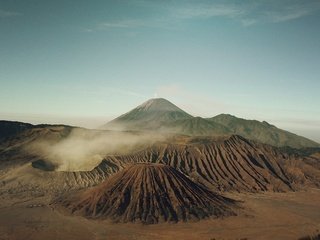 Обои небо, горы, пейзаж, панорама, вулкан, долина, индонезия, бромо, the sky, mountains, landscape, panorama, the volcano, valley, indonesia, bromo разрешение 3920x1776 Загрузить