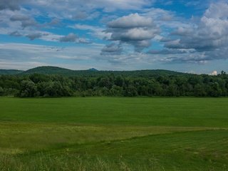 Обои лето, небо, луг, трава, даль, облака, холмы, простор, природа, голубое небо, зелень, лес, поле, summer, the sky, meadow, grass, dal, clouds, hills, space, nature, blue sky, greens, forest, field разрешение 3840x2160 Загрузить