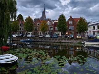 Обои облака, деревья, лодки, канал, дома, машины, нидерланды, monnickendam, clouds, trees, boats, channel, home, machine, netherlands разрешение 2560x1703 Загрузить