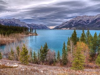 Обои деревья, озеро, горы, природа, тучи, пейзаж, канада, abraham lake, trees, lake, mountains, nature, clouds, landscape, canada разрешение 5627x3745 Загрузить