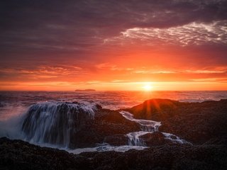 Обои небо, камни, берег, закат, море, водопад, the sky, stones, shore, sunset, sea, waterfall разрешение 2880x1920 Загрузить