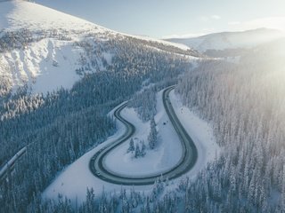 Обои свет, склоны, дорога, ели, горы, снег, природа, лес, зима, утро, light, the slopes, road, ate, mountains, snow, nature, forest, winter, morning разрешение 3840x2160 Загрузить