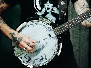 Обои татуировки, руки, музыкальный инструмент, банджо, tattoo, hands, musical instrument, banjo разрешение 3888x2591 Загрузить