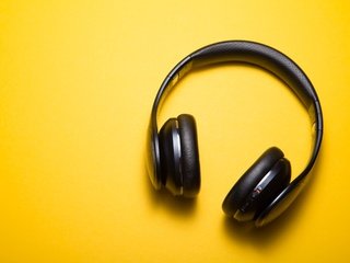 Обои наушники, желтый фон, беспроводные наушники, headphones, yellow background разрешение 5760x3840 Загрузить