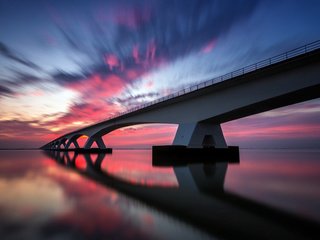 Обои небо, облака, вода, отражения, мост, выдержка, the sky, clouds, water, reflection, bridge, excerpt разрешение 2112x1188 Загрузить