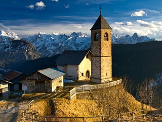 Обои горы, природа, зима, пейзаж, италия, церковь, доломиты, mountains, nature, winter, landscape, italy, church, the dolomites разрешение 2112x1188 Загрузить