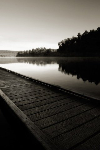 Обои вода, холмы, мостик, лес, отражения, пирс, чёрно-белое, причал, water, hills, the bridge, forest, reflection, pierce, black and white, pier разрешение 1920x1200 Загрузить