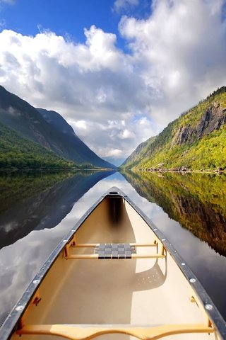 Обои небо, облака, озеро, горы, отражение, лодка, каноэ, the sky, clouds, lake, mountains, reflection, boat, canoeing разрешение 1920x1440 Загрузить