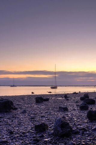 Обои небо, вода, камни, берег, закат, лодки, океан, the sky, water, stones, shore, sunset, boats, the ocean разрешение 2560x1600 Загрузить