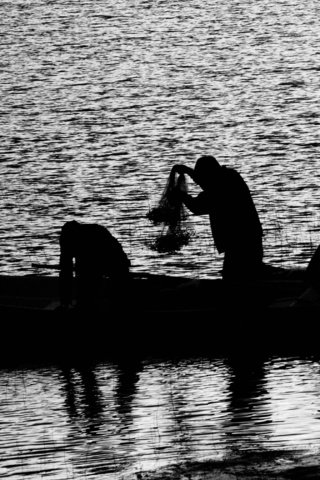 Обои вода, люди, черно-белая, лодка, рыбалка, water, people, black and white, boat, fishing разрешение 3032x2016 Загрузить