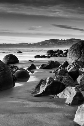 Обои камни, берег, черно-белая, круглые, stones, shore, black and white, round разрешение 2560x1600 Загрузить