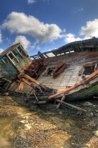 Обои небо, река, камни, берег, корабль, крушение, баркас, the sky, river, stones, shore, ship, the crash, barkas разрешение 1920x1200 Загрузить