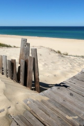 Обои пляж, деревяный забор, и синий океан, beach, wooden fence, and the blue ocean разрешение 1920x1080 Загрузить