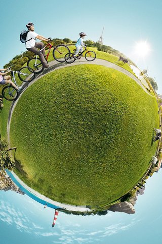 Обои трава, панорама, шар, велосипедисты, grass, panorama, ball, cyclists разрешение 1920x1200 Загрузить