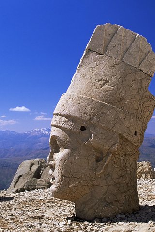 Обои горы, камень, остров, головы, mountains, stone, island, head разрешение 1920x1200 Загрузить