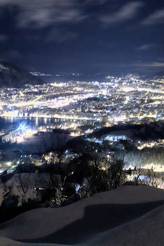 Обои здания, ночь, огни, снег, зима, город, высота, дома, ночной город, building, night, lights, snow, winter, the city, height, home, night city разрешение 2560x1600 Загрузить