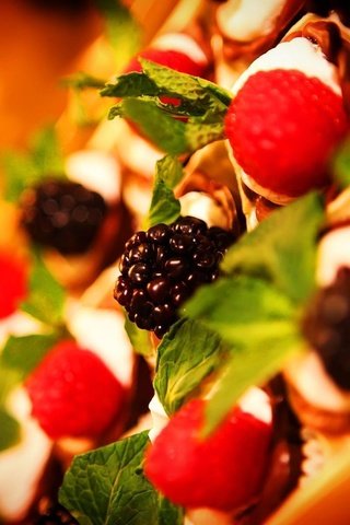 Обои мята, малина, ягоды, десерт, ежевика, тарталетки, mint, raspberry, berries, dessert, blackberry, tartlets разрешение 1920x1200 Загрузить