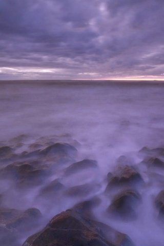 Обои небо, облака, камни, берег, море, горизонт, the sky, clouds, stones, shore, sea, horizon разрешение 1920x1080 Загрузить