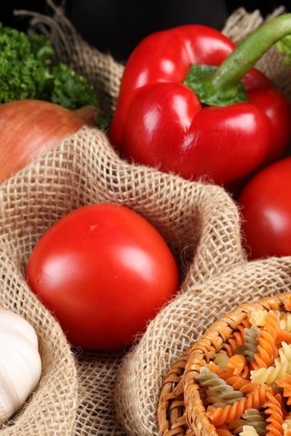Обои зелень, лук, овощи, помидоры, перец, чеснок, макароны, greens, bow, vegetables, tomatoes, pepper, garlic, pasta разрешение 2560x1600 Загрузить