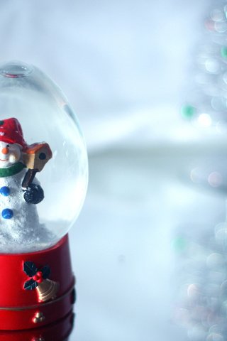 Обои новый год, снеговик, стеклянный шар, сувенир, new year, snowman, glass globe, souvenir разрешение 1920x1280 Загрузить