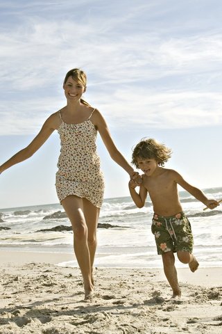 Обои пляж, дети, радость, семья, мама, beach, children, joy, family, mom разрешение 1920x1200 Загрузить