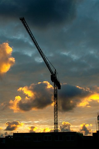 Обои небо, облака, город, кран, the sky, clouds, the city, crane разрешение 1920x1200 Загрузить