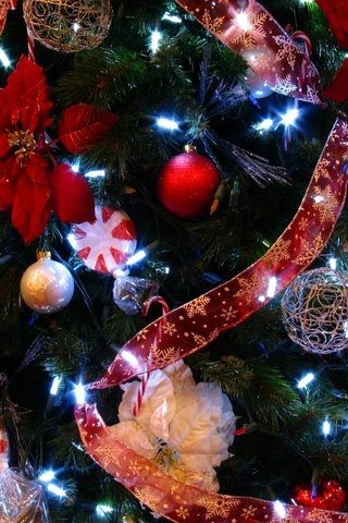 Обои лента, цветы, праздник, огни, рождество, новый год, елка, елочные игрушки, шары, новогодние игрушки, зима, новогодние украшения, пуансеттия, снежинки, новогодний шар, гирлянды, tape, flowers, holiday, lights, christmas, new year, tree, christmas decorations, balls, christmas toys, winter, poinsettia, snowflakes, christmas ball, garland разрешение 2560x1600 Загрузить
