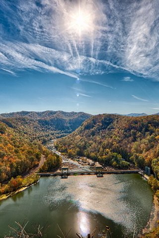 Обои небо, облака, река, горы, лес, плотина, the sky, clouds, river, mountains, forest, dam разрешение 1920x1280 Загрузить