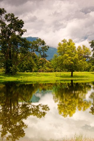 Обои облака, деревья, озеро, горы, отражение, лаос, clouds, trees, lake, mountains, reflection, laos разрешение 2560x1600 Загрузить