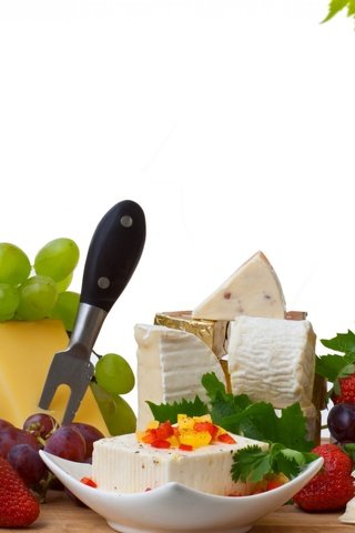 Обои виноград, клубника, бокал, сыр, вино, красное, грецкие орехи, grapes, strawberry, glass, cheese, wine, red, walnuts разрешение 2560x1600 Загрузить