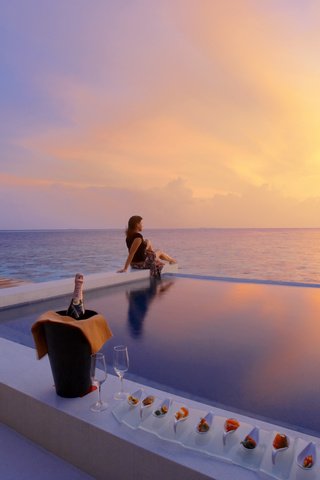 Обои вечер, закат, девушка, отдых, тропики, мальдивы, the evening, sunset, girl, stay, tropics, the maldives разрешение 4992x3320 Загрузить