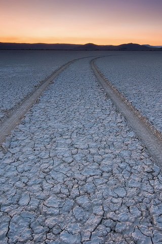 Обои дорога, земля, закат, пустыня, следы, шин, высохшая, road, earth, sunset, desert, traces, tires, dried разрешение 1920x1200 Загрузить