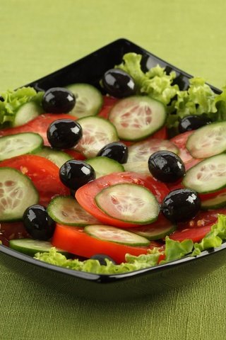 Обои вилка, нож, тарелка, помидоры, салат, маслины, огурцы, plug, knife, plate, tomatoes, salad, olives, cucumbers разрешение 2560x1600 Загрузить