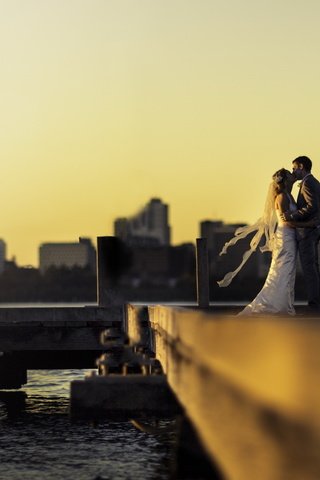 Обои город, причал, небоскребы, залив, жених, невеста, the city, pier, skyscrapers, bay, the groom, the bride разрешение 2560x1600 Загрузить