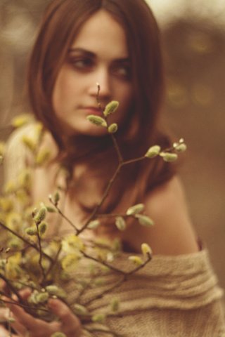 Обои ветка, девушка, брюнетка, лицо, размытие, верба, vesna, branch, girl, brunette, face, blur, verba разрешение 4752x3168 Загрузить