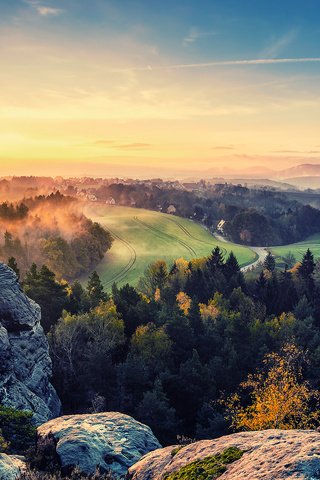 Обои небо, деревья, скалы, солнце, лес, туман, осень, долина, the sky, trees, rocks, the sun, forest, fog, autumn, valley разрешение 1920x1280 Загрузить