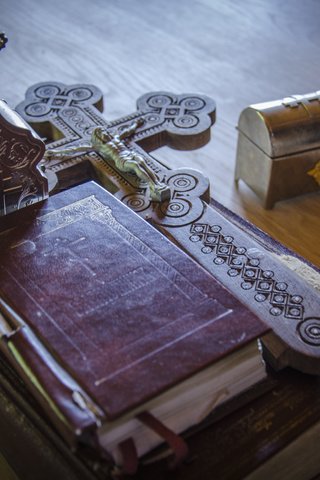 Обои стол, крест, книга, библия, священное писание, table, cross, book, the bible разрешение 4928x3264 Загрузить