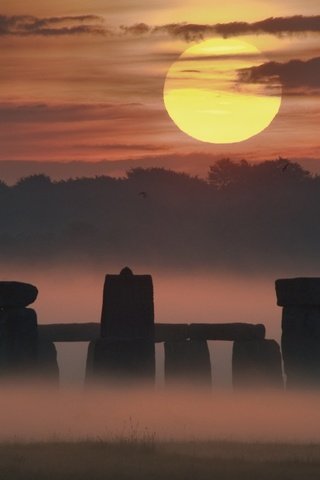 Обои лес, закат, туман, стоунхендж, мегалиты, forest, sunset, fog, stonehenge, megaliths разрешение 2560x1600 Загрузить