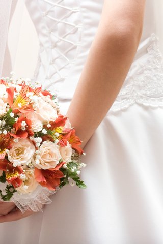 Обои цветы, платье, букет, невеста, фата, шнуровка, flowers, dress, bouquet, the bride, veil, lacing разрешение 2560x1600 Загрузить