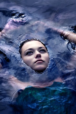 Обои вода, девушка, взгляд, лицо, руки, поверхность, шатенка, water, girl, look, face, hands, surface, brown hair разрешение 1920x1200 Загрузить