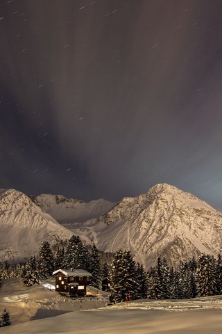 Обои небо, ели, деревья, горы, снег, зима, пейзаж, звезды, дома, the sky, ate, trees, mountains, snow, winter, landscape, stars, home разрешение 2048x1365 Загрузить