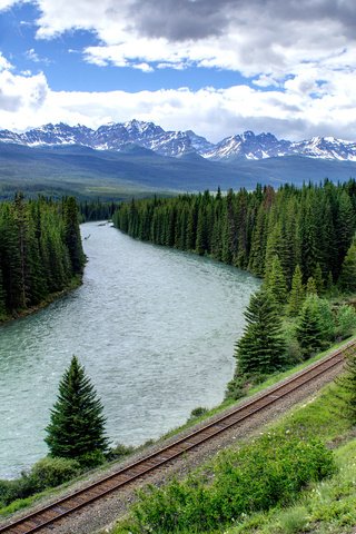 Обои небо, лес, дорога, ель, облака, деревья, река, горы, рельсы, природа, the sky, forest, road, spruce, clouds, trees, river, mountains, rails, nature разрешение 2560x1699 Загрузить