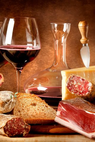 Обои сыр, вино, мясо, красное, колбаса, салями, копчености, копчения, cheese, wine, meat, red, sausage, salami, smoked разрешение 2560x1600 Загрузить